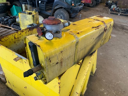 Metal hydraulic oil - tank, c/w